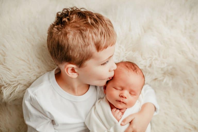 6 Tips to Help Siblings Enjoy a Newborn Photo Session