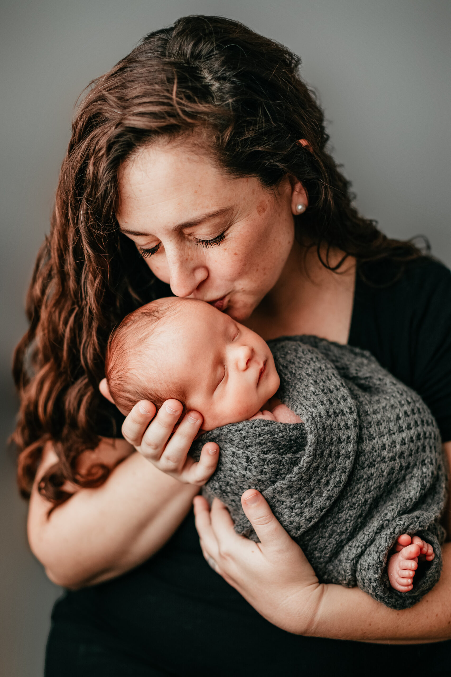 new mom kissing her newborn baby on the head Nashville Midwives